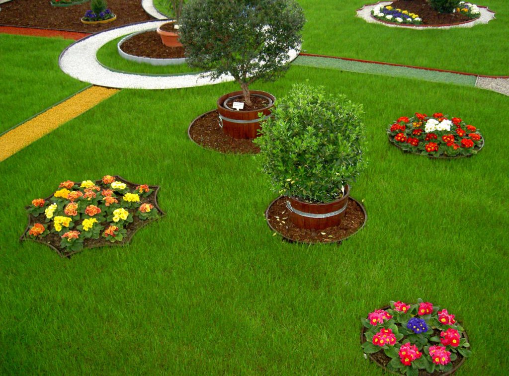 Gartengestaltung mit Einfassungssystem aus Polymerbeton, Pflanzringe in unterschiedlichen Formen und Größen