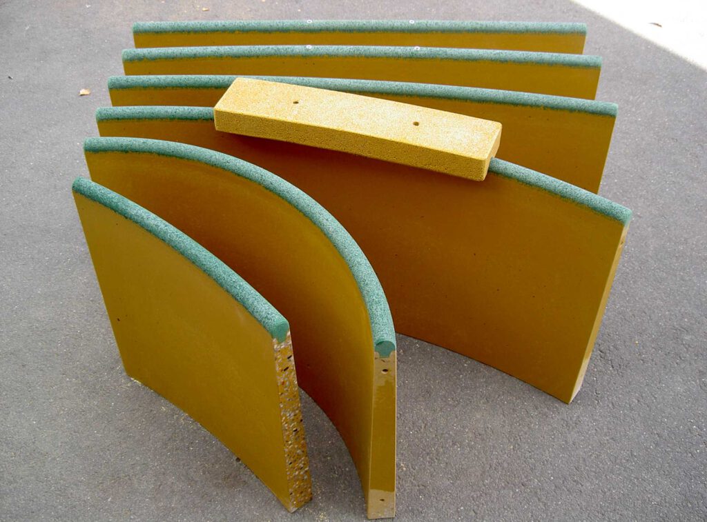Sicherheitseinfassungen aus Polymerbeton, gelb mit Fallschutzkante und Sitzfläche, Detailansicht