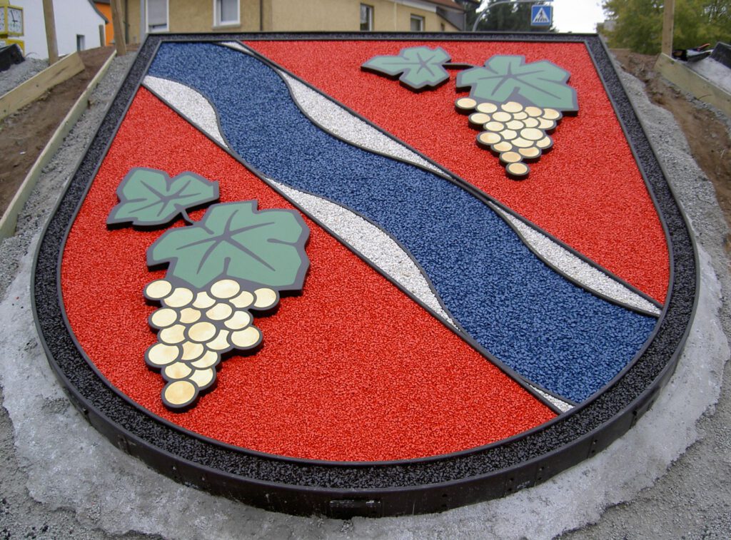 Wappen Dietzenbach im Kreisverkehr, Grundgestell und Figuren aus Polymerbeton mit fest gebundenen farbigen Splitten, alter Standort, denn mittlerweile befindet sich das Wappen auf der gegenüberliegenden Straßenseite