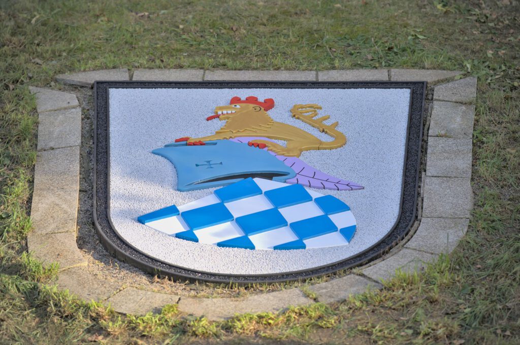 Wappen am Schloss Burgtreswitz, Grundgestell und Figuren aus Polymerbeton mit fest gebundenen farbigen Splitten