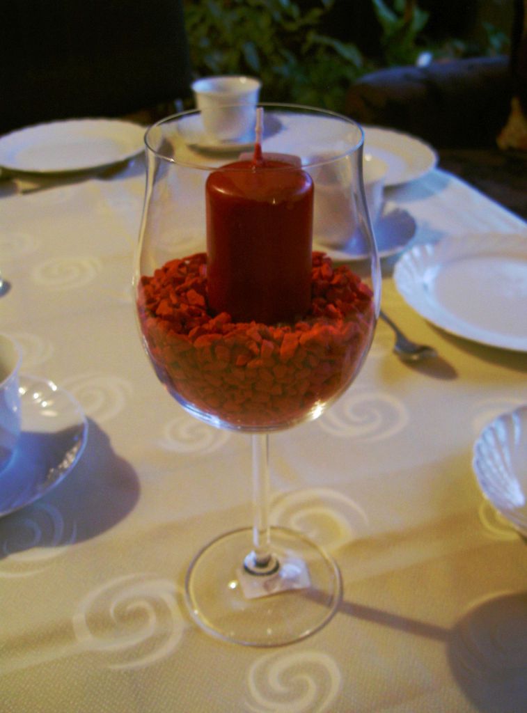 Roter Splitt zu Dekorationszwecken in einem Glas